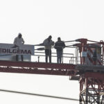 Milano, quattro operai su una gru per protesta