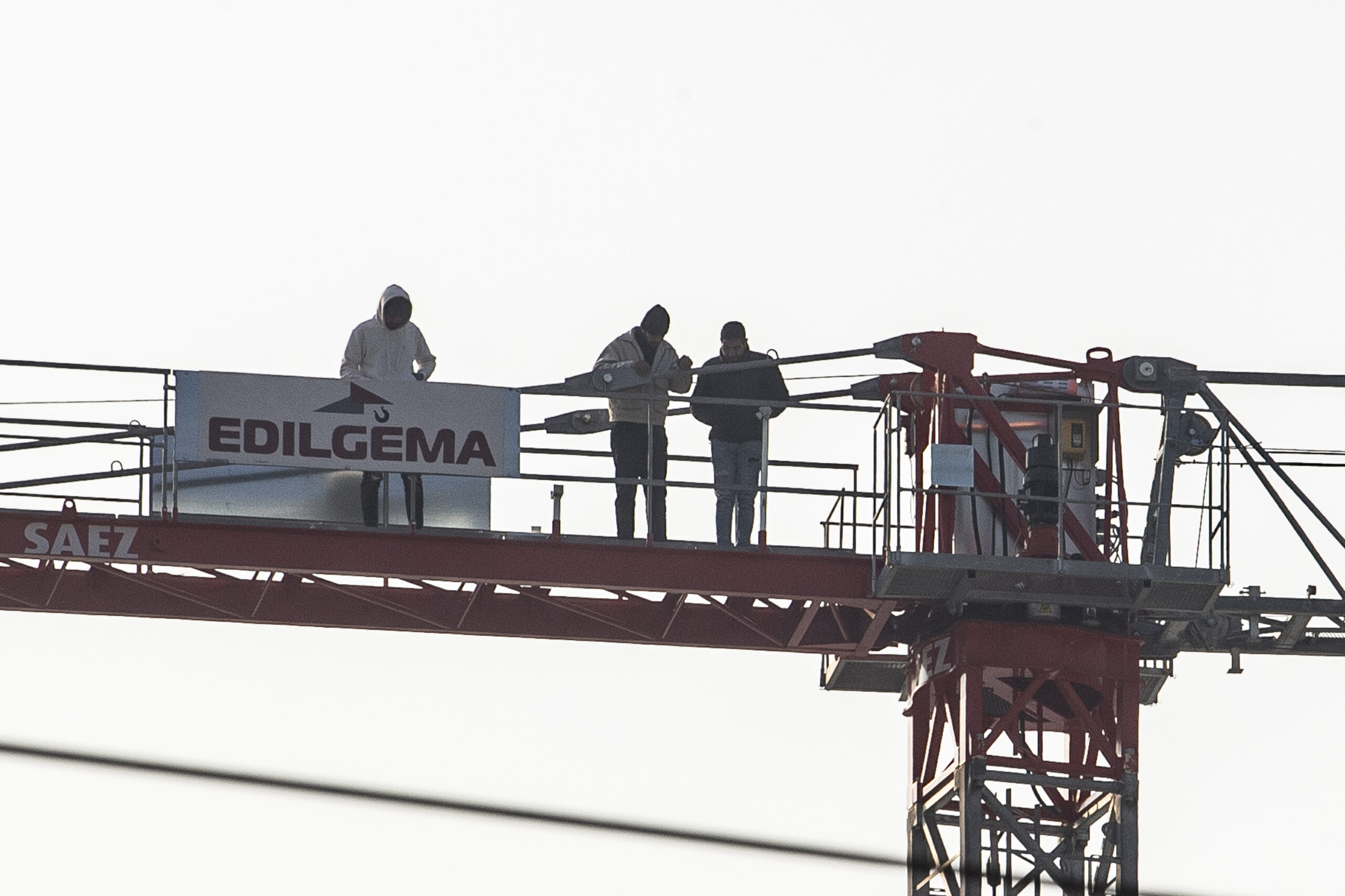 Milano, quattro operai su una gru per protesta