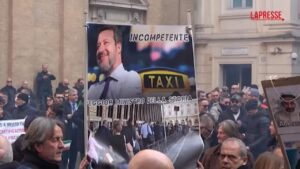 Roma, Ncc in piazza contro i decreti Salvini: “Peggior ministro della storia”