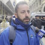 Milano, in Duomo operai salgono su una gru per protesta: “Non ci pagano lo stipendio”