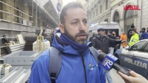 Milano, in Duomo operai salgono su una gru per protesta: “Non ci pagano lo stipendio”
