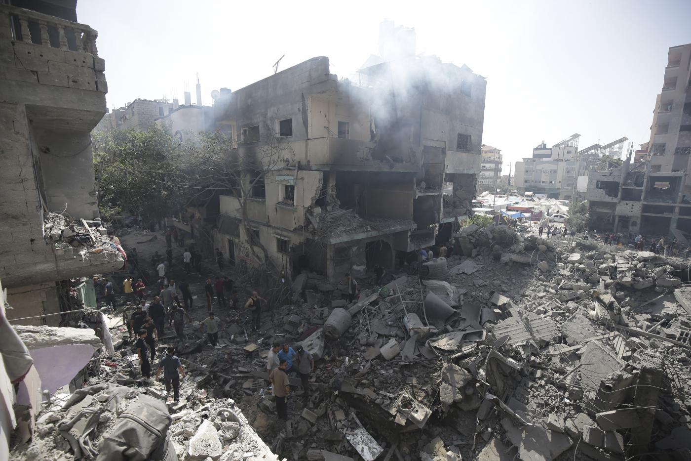 Medio Oriente, Papa e Abbas: “Raggiungere soluzione due Stati”. Raid Idf a Gaza: 25 morti