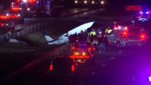 Usa, piccolo aereo si schianta su autostrada New York: 1 morto e 1 ferito