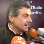 Atreju, Calenda al ‘muro delle gufate’: “Il governo che doveva cadere in 6 mesi? Non è mai nato!”