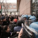 Torino, scontri al corteo degli studenti: lancio di uova e sassi