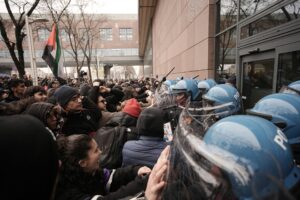 Torino, scontri al corteo degli studenti: lancio di uova e sassi