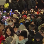 Corea del Sud, in migliaia in piazza contro il presidente Yoon Suk Yeol