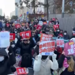 Sud Corea, proteste in tutto il Paese per chiedere le dimissioni di Yoon