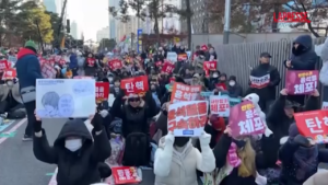 Sud Corea, proteste in tutto il Paese per chiedere le dimissioni di Yoon