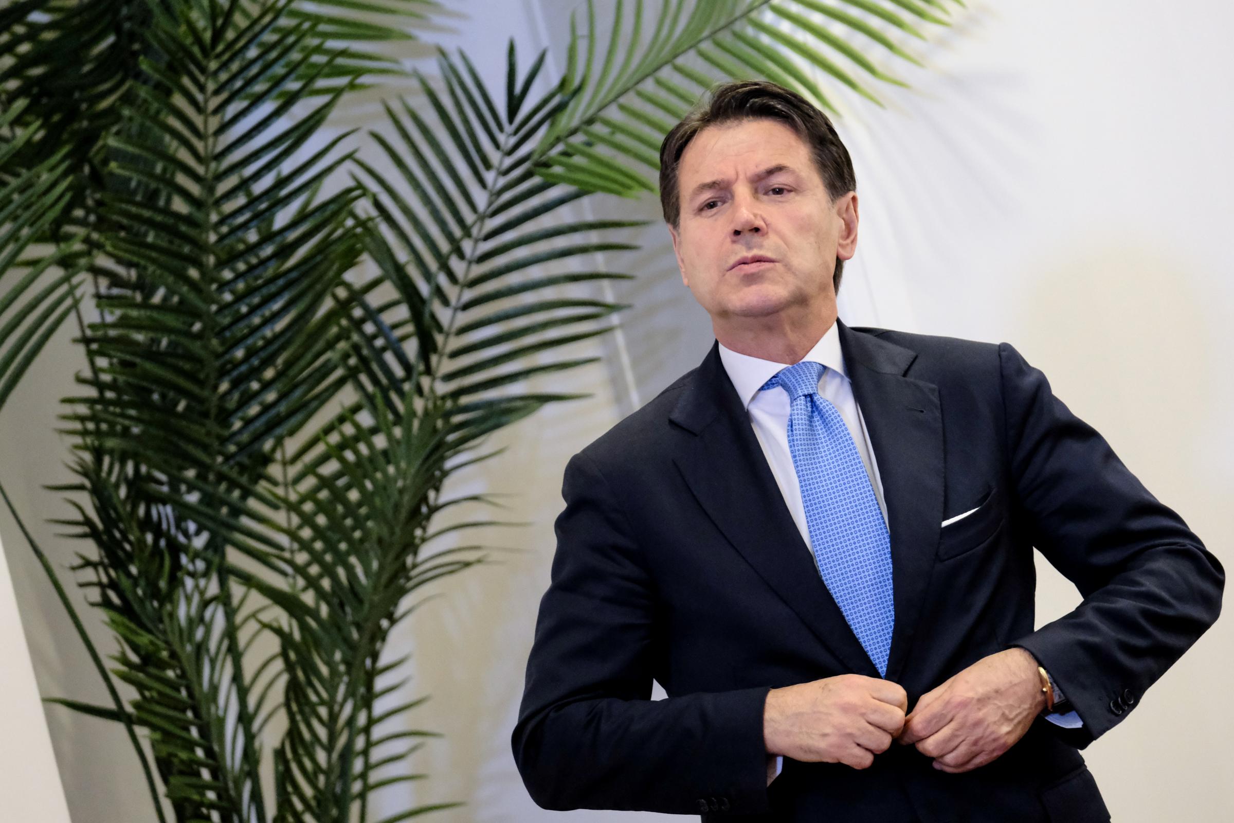 Manovra, Conte: “Meloni vuole salario massimo per ministri, Italia sottosopra”