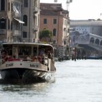 Venezia, scontro tra shuttle turistico e vaporetto: diversi contusi