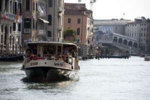 Venezia, scontro tra shuttle turistico e vaporetto: diversi contusi