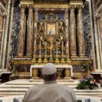 Papa prega a Santa Maria Maggiore, domani il viaggio ad Ajaccio