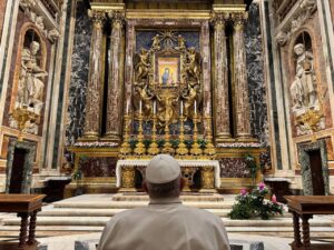 Papa prega a Santa Maria Maggiore, domani il viaggio ad Ajaccio