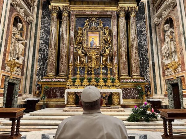 Papa prega a Santa Maria Maggiore, domani il viaggio ad Ajaccio