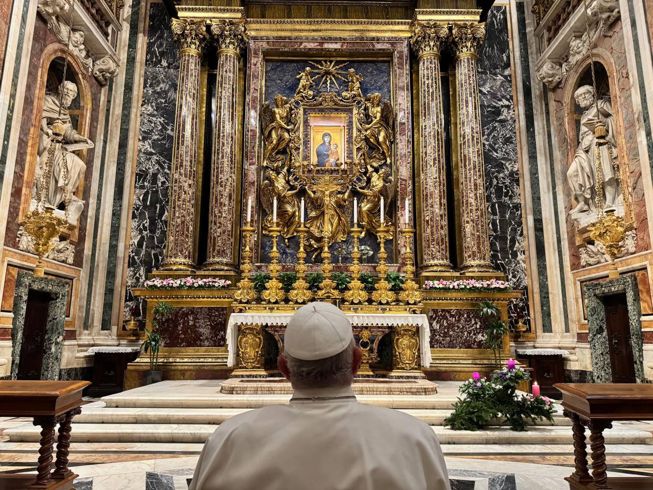 Papa prega a Santa Maria Maggiore, domani il viaggio ad Ajaccio