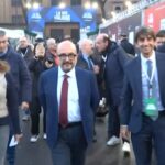 Atreju, Sangiuliano sfila il microfono al cronista e scherza: “Ora le domande le faccio io”