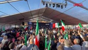 Fdi, Giorgia Meloni chiude Atreju tra standing ovation e l’inno d’Italia