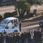 Papa Francesco ad Ajaccio, il saluto ai fedeli per le strade della città