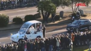 Papa Francesco ad Ajaccio, il saluto ai fedeli per le strade della città