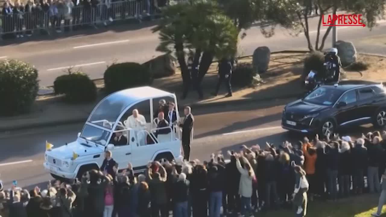 Papa Francesco ad Ajaccio, il saluto ai fedeli per le strade della città