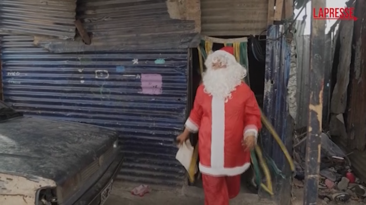 Argentina, Babbo Natale già attivo a Buenos Aires: regali ai bimbi poveri