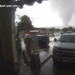 Usa, California: l’arrivo del tornado ripreso dalla telecamera di un bar