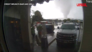 Usa, California: l’arrivo del tornado ripreso dalla telecamera di un bar