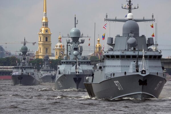 Navi da guerra russe lungo il fiume Neva durante la parata navale a San Pietroburgo, Russia