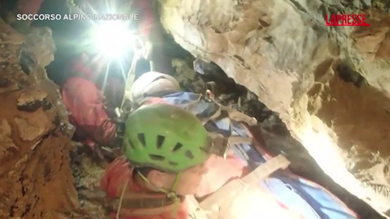 Bergamo, gli speleologi del Soccorso Alpino a lavoro per riportare in superficie Ottavia Piana