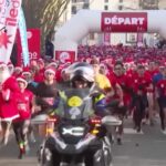 Parigi, migliaia di Babbi Natale alla Santa Clause race