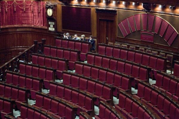 Meloni alla Camera, la Lega diserta l’Aula. Il Carroccio: “Voteremo compatti”