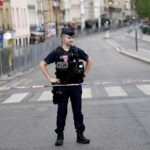 Francia, rissa fuori da liceo a Parigi: 15enne accoltellato a morte