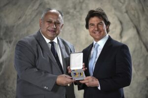 Tom Cruise insignito del premio US Navy Distinguished Public Service Award dal Segretario della Marina statunitense, Carlos Del Toro.