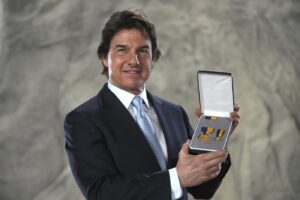 Tom Cruise insignito del premio US Navy Distinguished Public Service Award dal Segr. della Marina statunitense Carlos Del Toro.