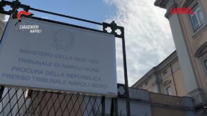 Napoli, rapina in banca col ‘buco’ : sequestrate 19 persone