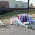 Wisconsin, sparatoria in scuola: fiori e candele fuori dall’edificio