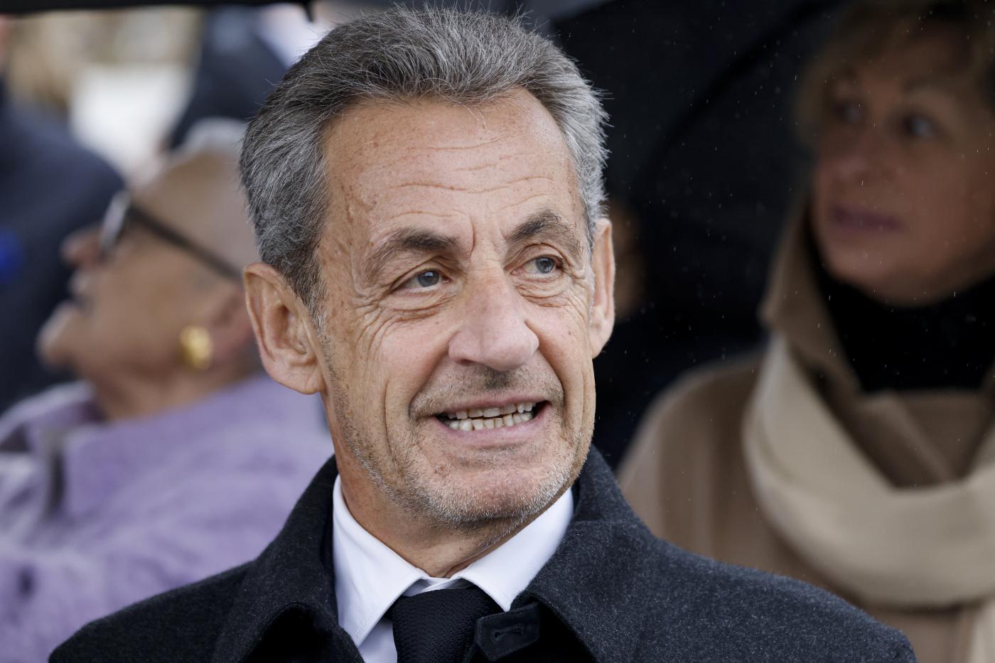 Francia, Sarkozy condannato a 3 anni: uno con il braccialetto elettronico