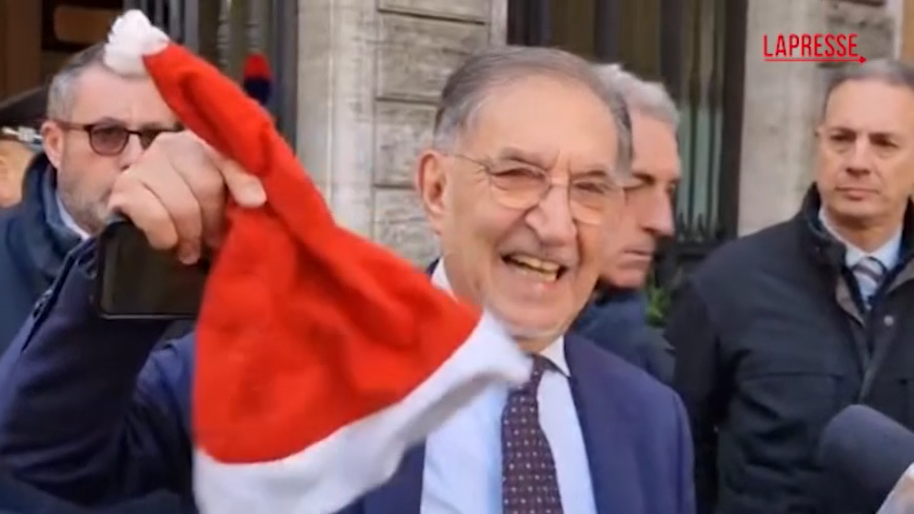 Natale, gli auguri di La Russa fuori dal Senato: “Un pensiero di pace per tutti”