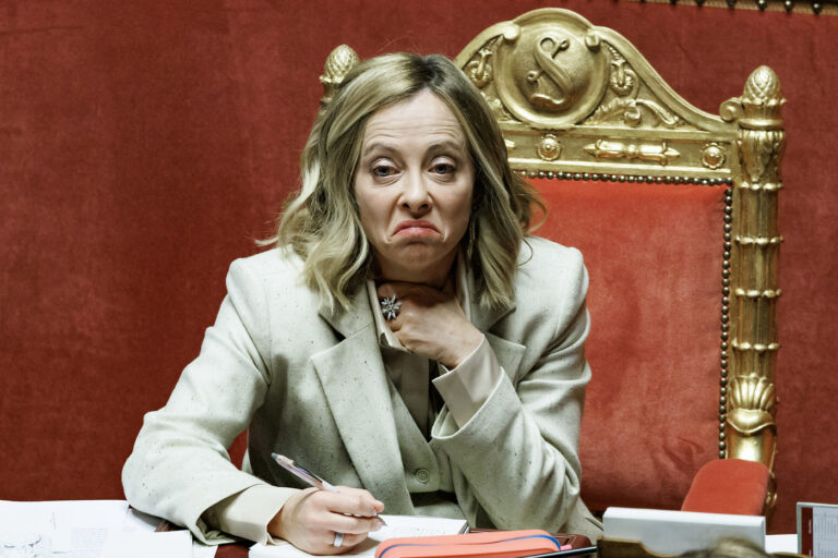 Giorgia Meloni in Senato: le smorfie della premier in Aula