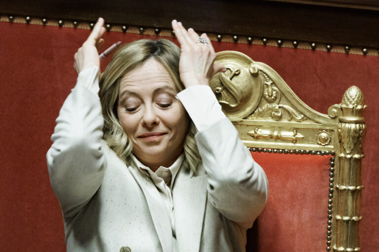 Giorgia Meloni in Senato: le smorfie della premier in Aula