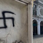 Svastiche in piazza della Loggia a Brescia, la sindaca: “Affronto alla città”