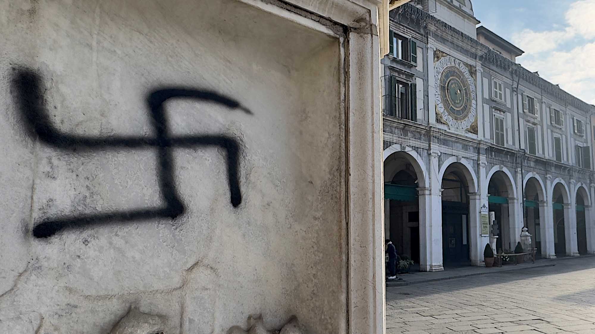 Svastiche in piazza della Loggia a Brescia, la sindaca: “Affronto alla città”