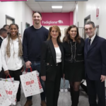 Milano, Ibra consegna doni ai bambini del ‘Buzzi’