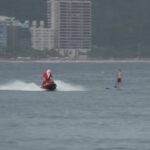 Rio de Janeiro, Babbo Natale rimpiazza la slitta con una moto d’acqua