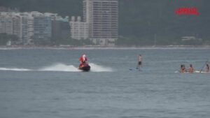 Rio de Janeiro, Babbo Natale rimpiazza la slitta con una moto d’acqua