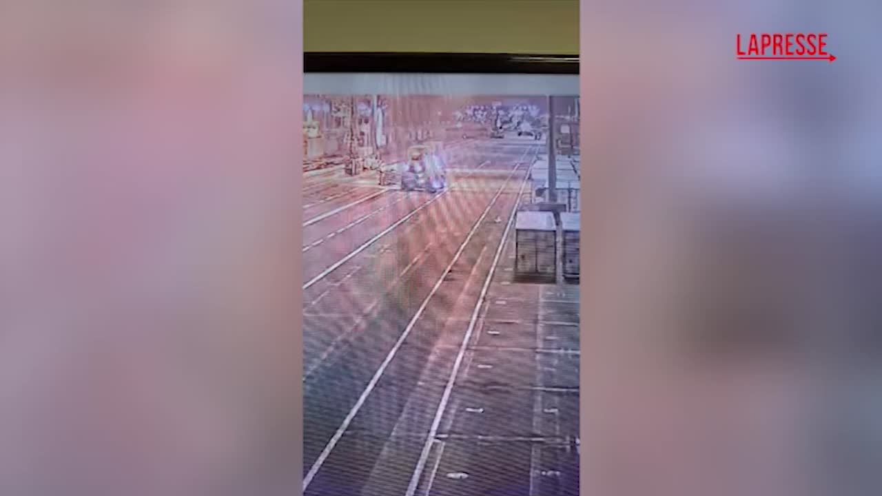 Genova, incidente al porto: in un video la manovra a ‘u’ e lo schianto