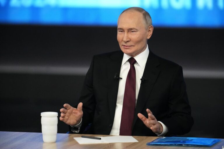 Vladimir Putin durante la conferenza stampa di fine anno