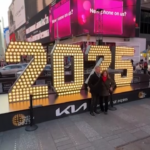 New York si prepara all’arrivo del 2025: a Time Square l’installazione LED