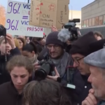 Francia, l’ex marito di Gisèle Pelicot condannato per le violenze: festeggiamenti fuori dal Tribunale